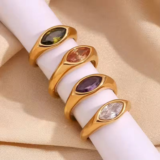 Anillo Dorado con Piedra Marquesa de Colores